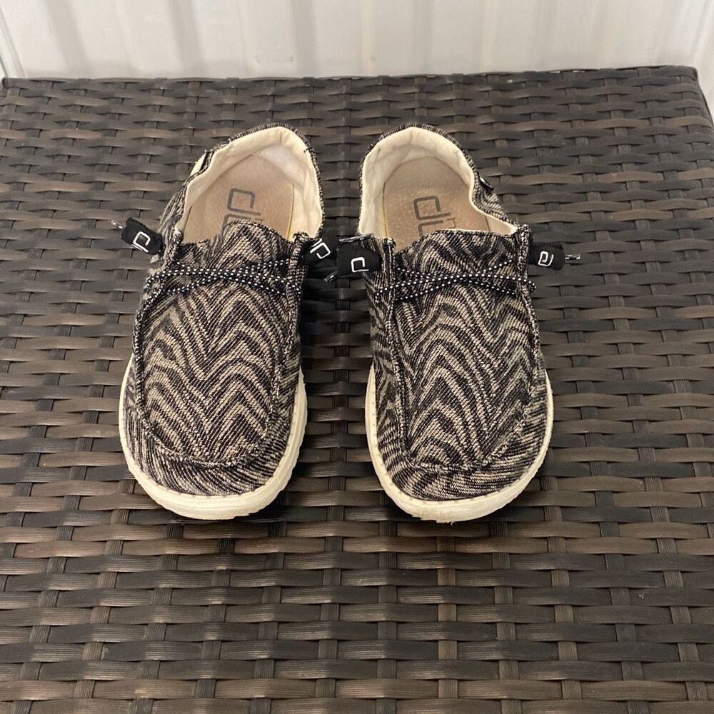 Hey dude shoes Wendy woven zebra black stripe women’s size 6 ￼